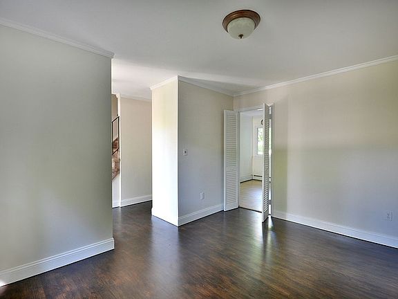 4th image of 8 Carol Ct