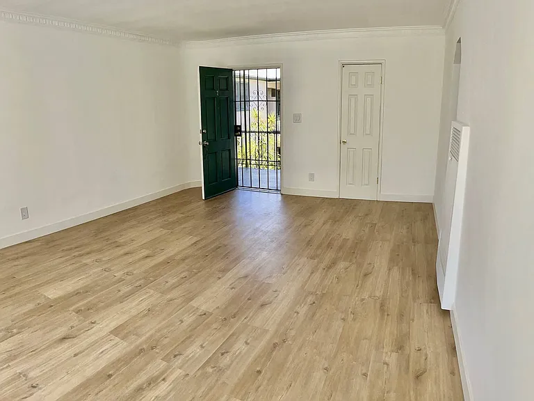 1215 S Fairfax Ave — Photo 30
