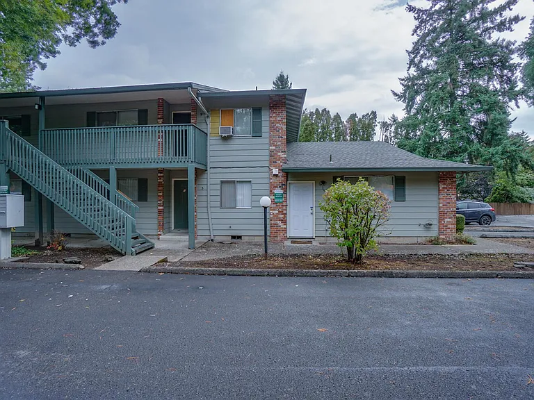 Charwin Court Apartments — Photo 13