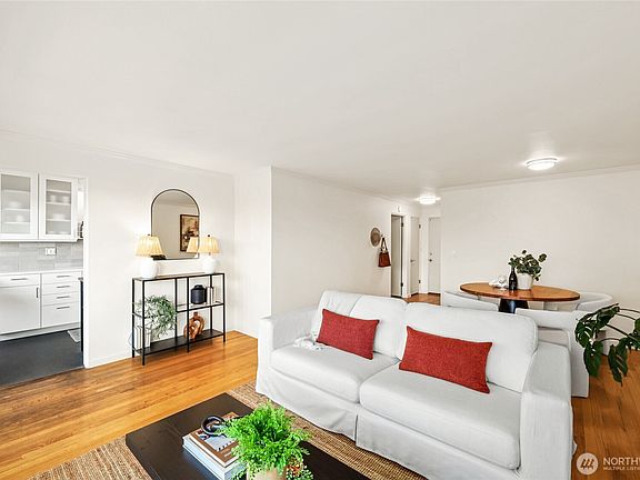 5th image of 530 W Olympic Place #203