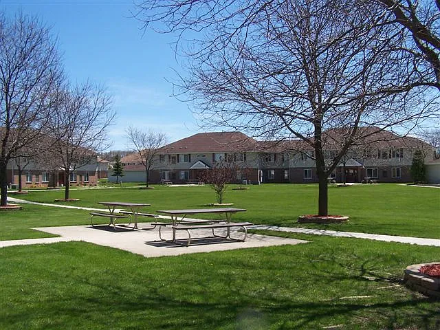 Adams Court Apartments — Photo 1