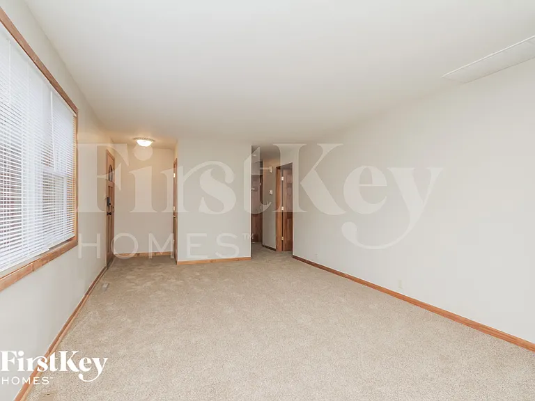 422 Granville Ave — Photo 3