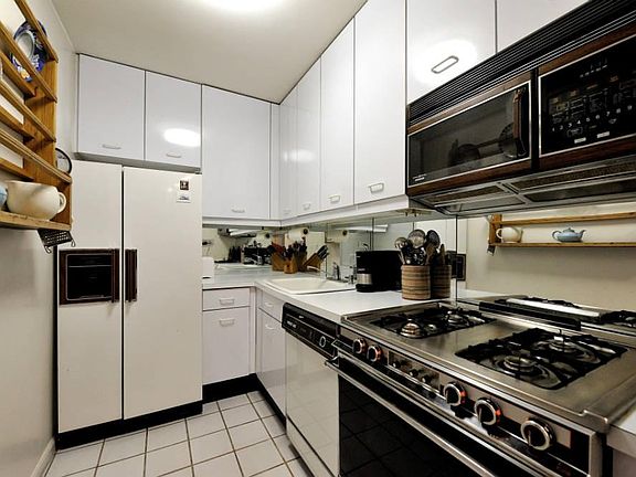 4th image of 255 E 49th St APT 18C