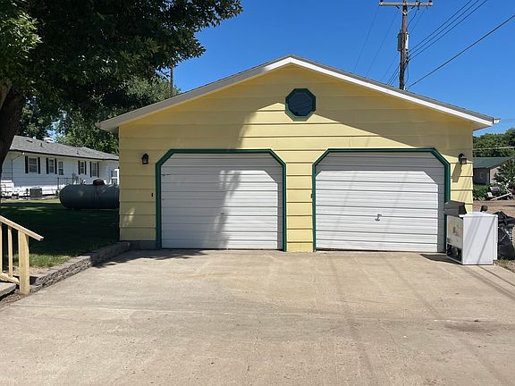 3rd image of 904 10th Ave W