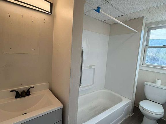 5th image of 15 Tuthill Ave APT 4