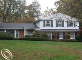 2290 Hunt Club Dr, Bloomfield Hills, MI 48304