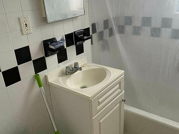 5th image of 34-15 72nd St #4D