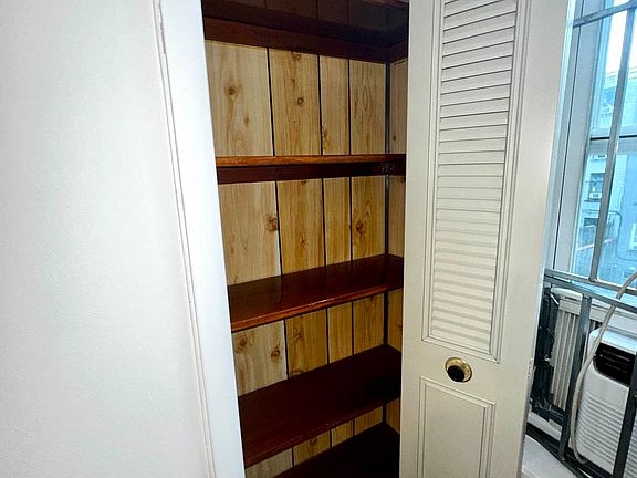 2nd image of 506 E 5th St APT 1