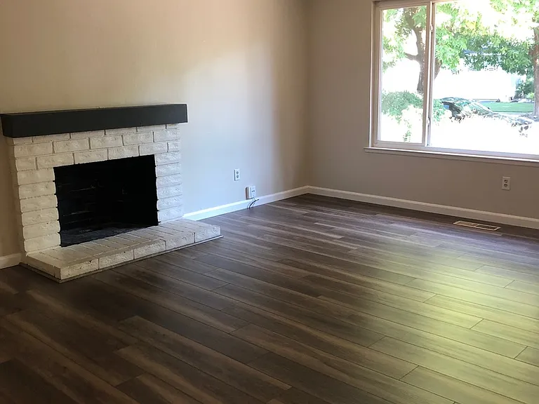 1745 Glenbrook Dr — Photo 3