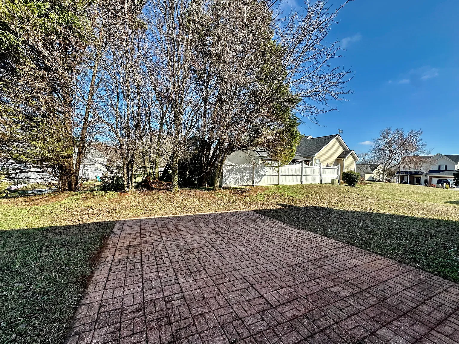 3 bed, 2.5 bath, 2348 sqft, $2,250 — Photo 2