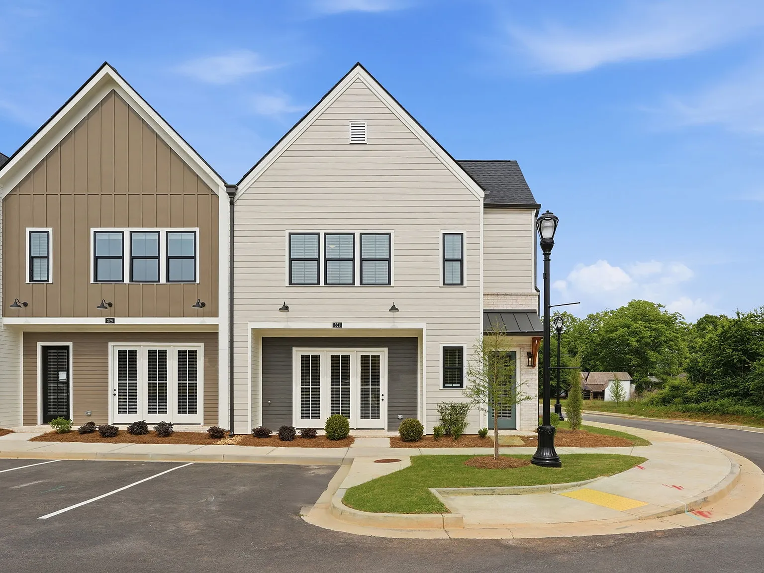 3 bed, 2.5 bath, 2076 sqft, $2,695 — Photo 2