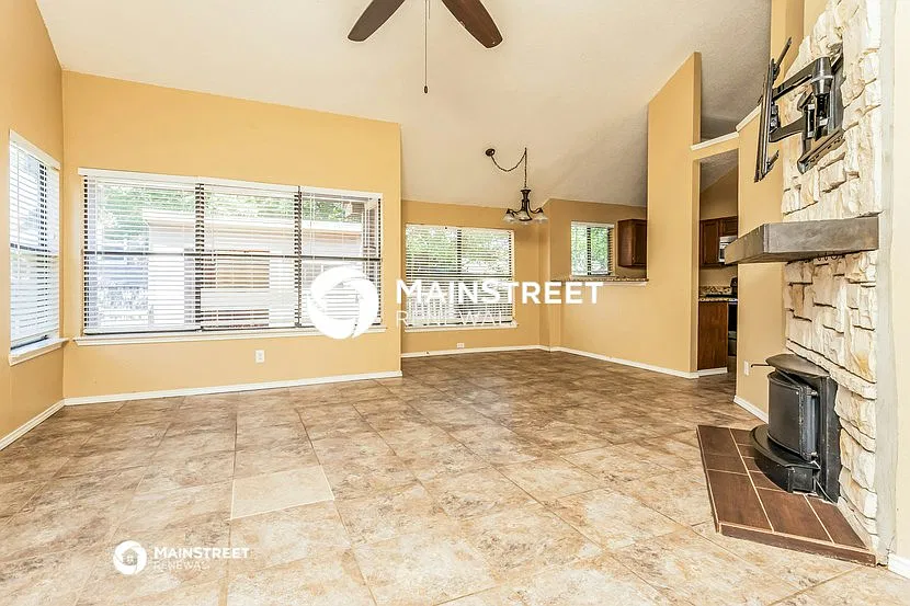 923 Boxwood Dr — Photo 2