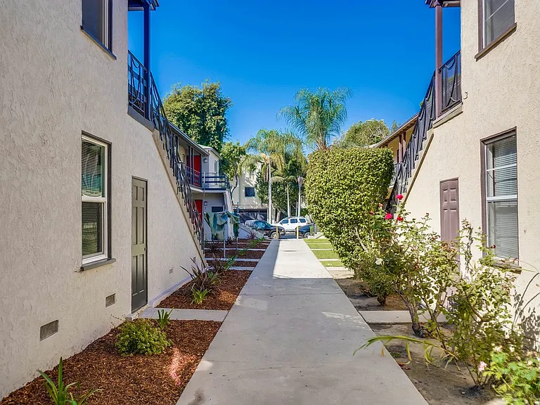2466 Cedar Ave — Photo 4