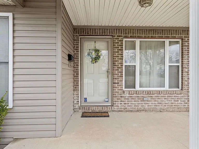 328 Ferguson St — Photo 2