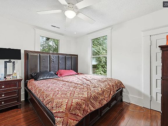 4th image of 15 Poplar St