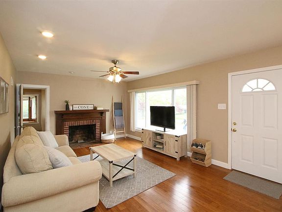 2nd image of 1816 Lemon Street Dr