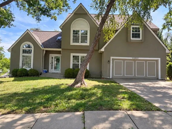 13823 Pembroke Ln, Leawood, KS 66224