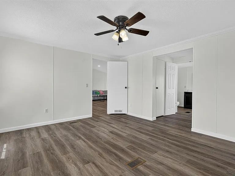 1955 Lauren Ln — Photo 16