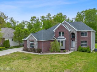 5325 Shorewood Dr, Fort Gratiot, MI 48059