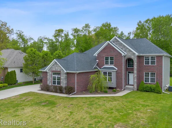 5325 Shorewood Dr, Fort Gratiot, MI 48059