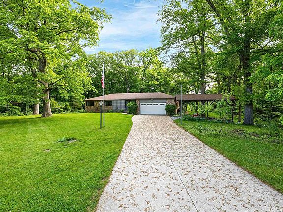 3rd image of 2405 Twin Oaks Ct