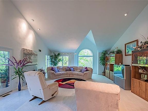 4th image of 25 Lakeridge Dr