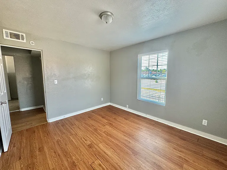 2038 NW 25th St #10 — Photo 12