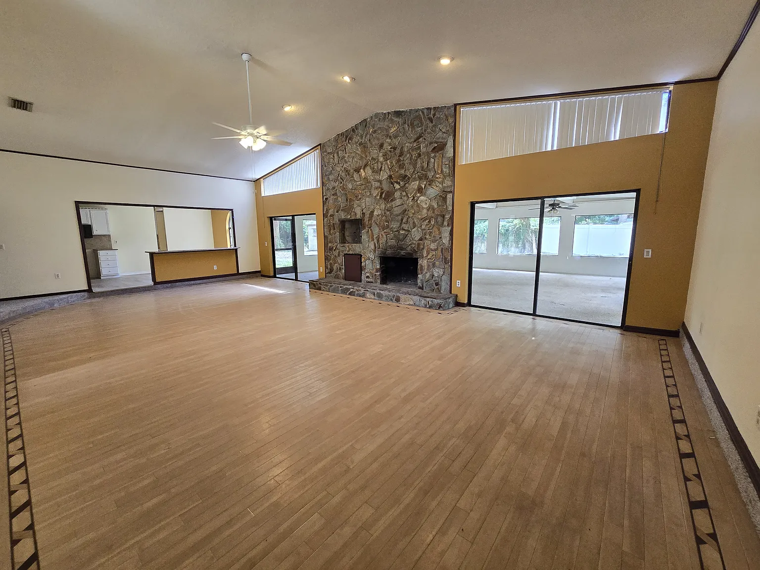 3 bed, 2104 sqft, $2,300 — Photo 2