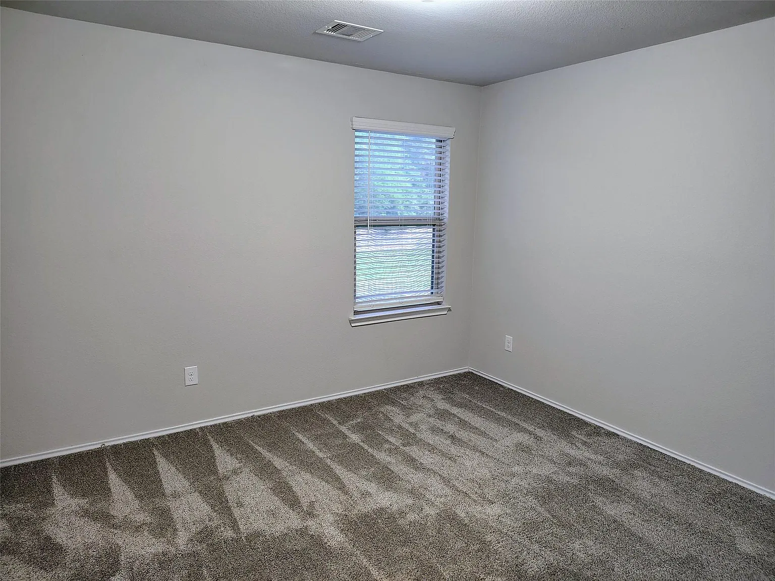4 bed, 2.5 bath, 2592 sqft, $2,800 — Photo 3