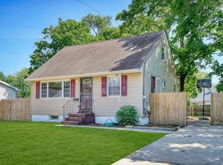 12 Hemlock St, Central Islip, NY 11722