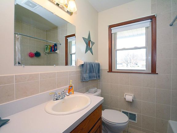 5th image of 7897 Firwood Way NE