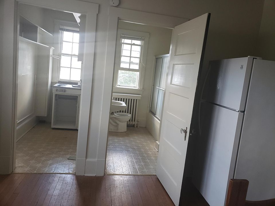 2nd image of 202 College Ave APT 4
