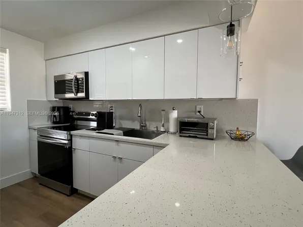 8425 NW 8th St APT 406, Miami, FL 33126