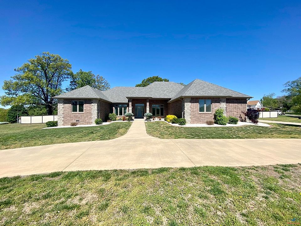 1st image of 870 Dallas Pl