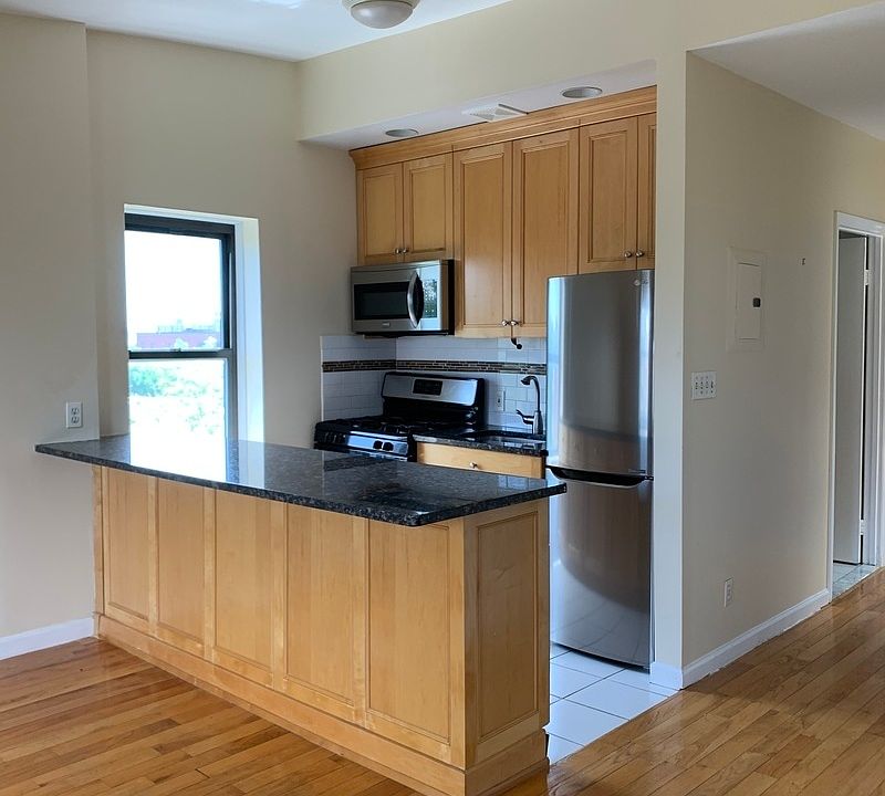 1st image of 572 Henry St APT 4