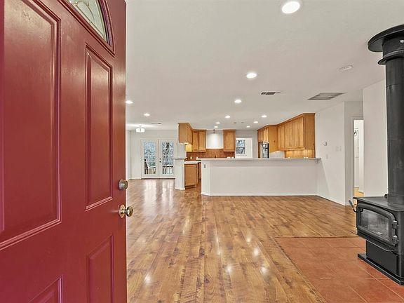 2nd image of 2081 Ravenwood Dr
