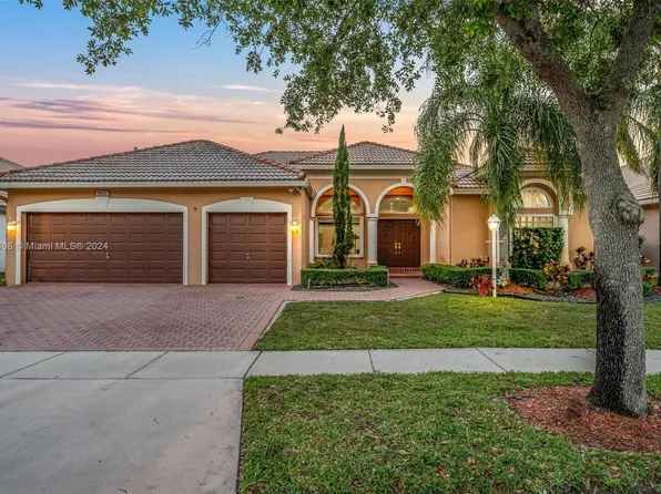 1872 NW 139th Ave, Pembroke Pines, FL 33028