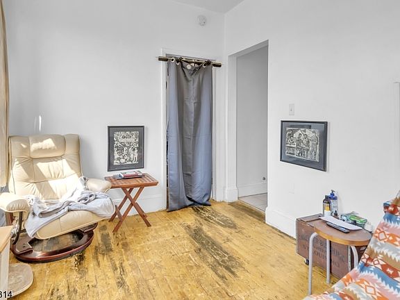 2nd image of 61 Victoria Ave