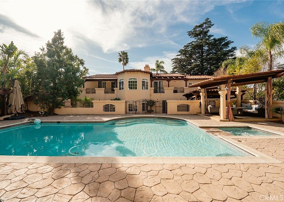 1st image of 828 S Sunset Canyon Dr