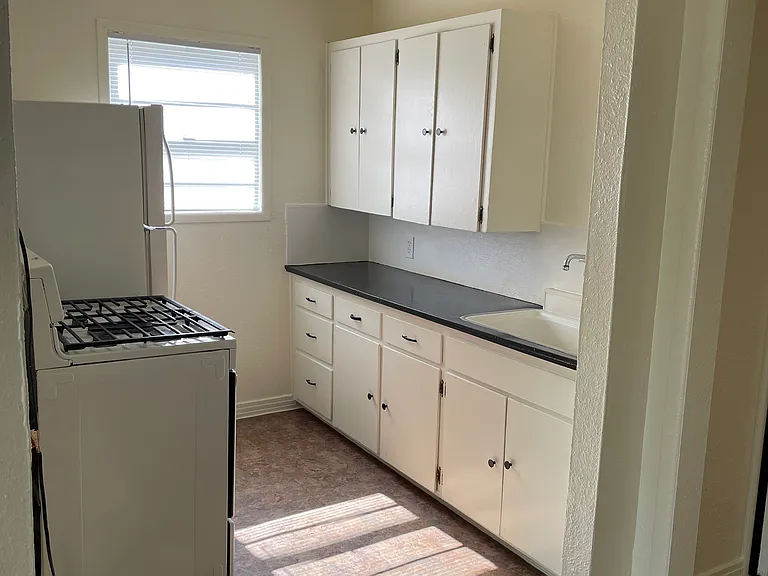 2711 W Avenue I — Photo 6