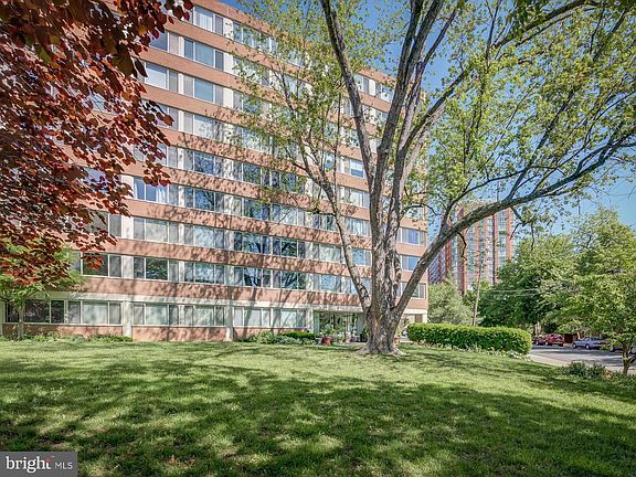 5th image of 1210 N Taft St APT 609