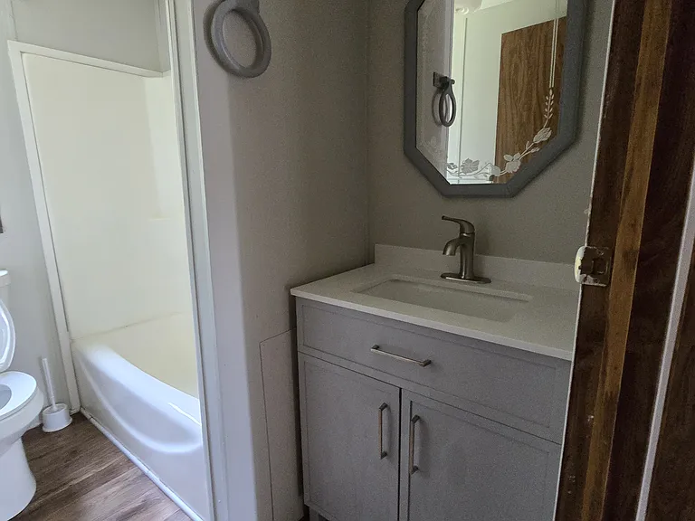 308 W Chapman Rd — Photo 11
