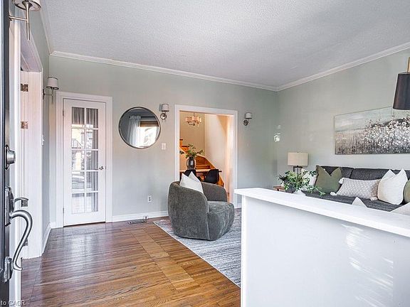 4th image of 303 Charlton Ave W