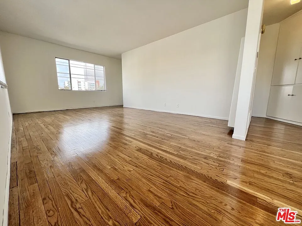 2 bed, 1.0 bath, 900 sqft, $2,500 — Photo 2
