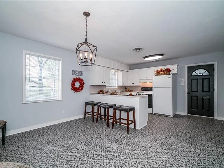 812 Glencrest Ln — Photo 13
