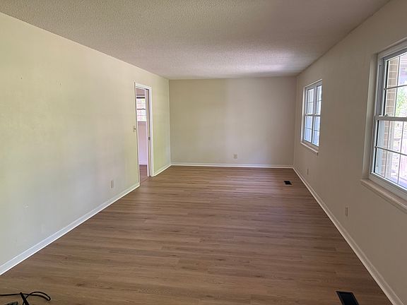 5th image of 923 W Crest Rd