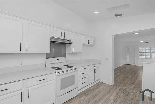 3 bed, 1000 sqft, $2,690 — Photo 3