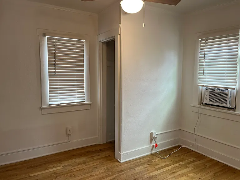 Lovely, Large, & Bright 1 Bed in Beautiful Downtown Courtyard Complex — Photo 19