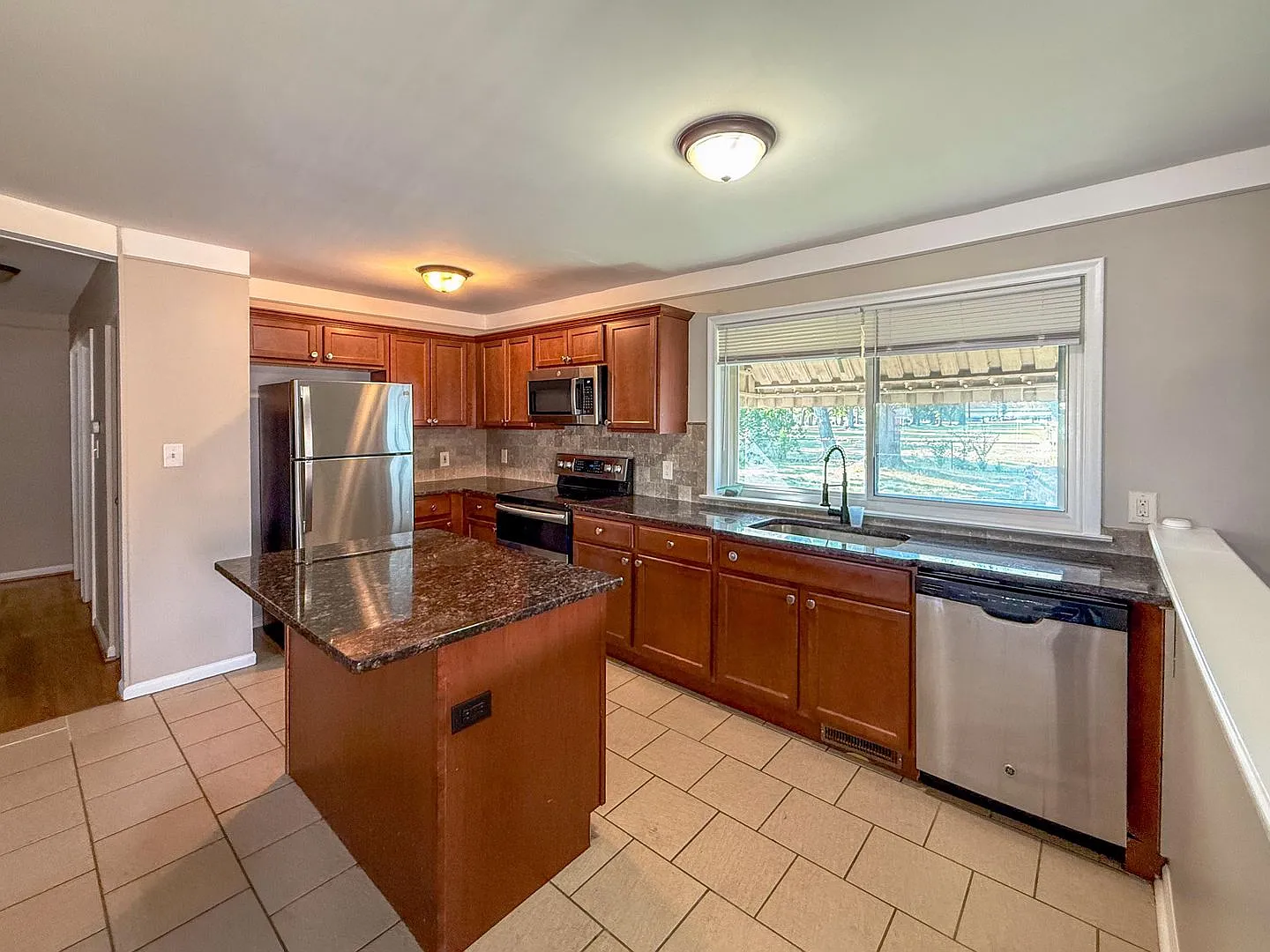 Comfort, Space & Convenience Beautiful 3-Bedroom Home for Rent in Westland! — Photo 2