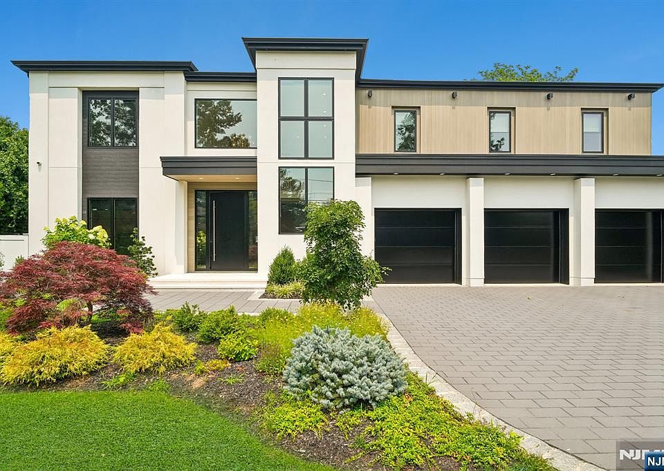 1st image of 24 Carol Dr